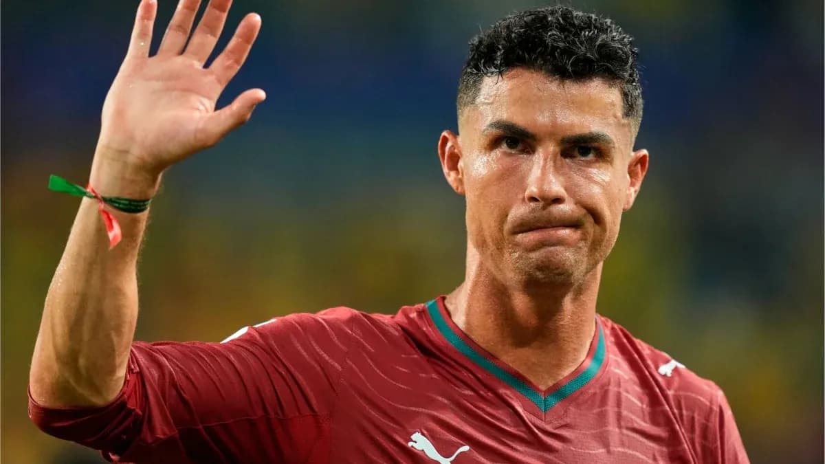 Jugador saludando tras el partido con camiseta roja Jugador saludando tras el partido con camiseta roja