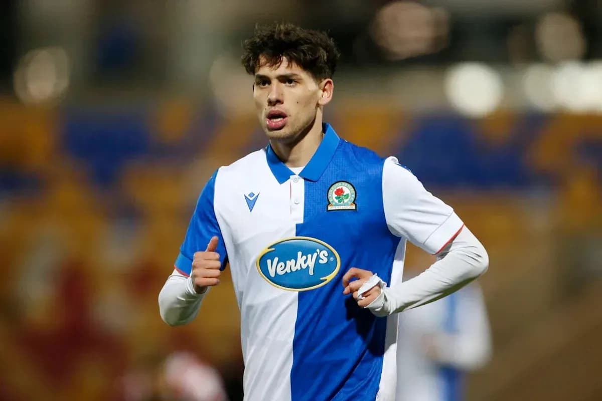 Jugador de Blackburn Rovers en acción durante partido Jugador de Blackburn Rovers en acción durante partido