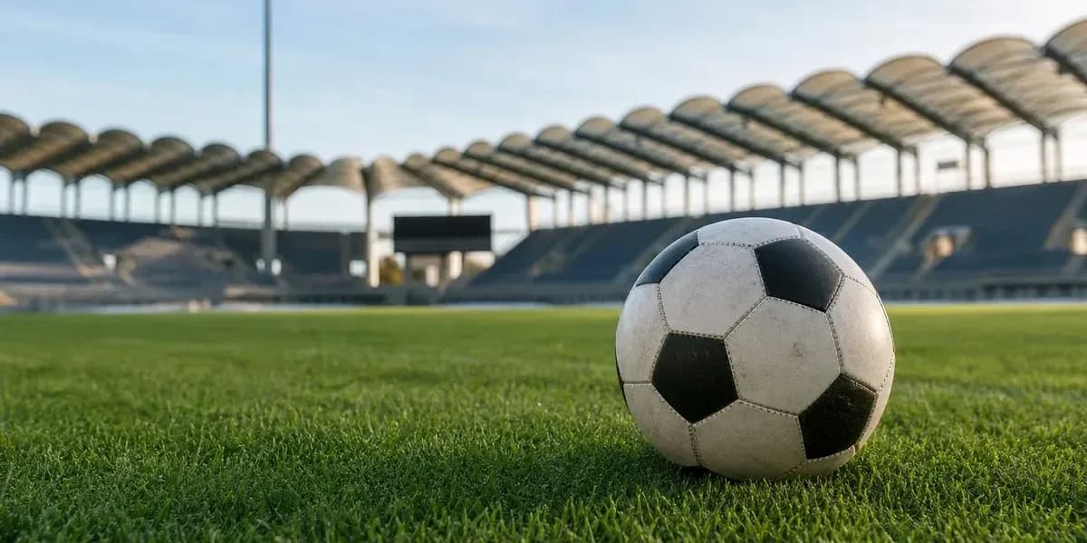 Balón de fútbol en el césped del estadio Balón de fútbol en el césped del estadio