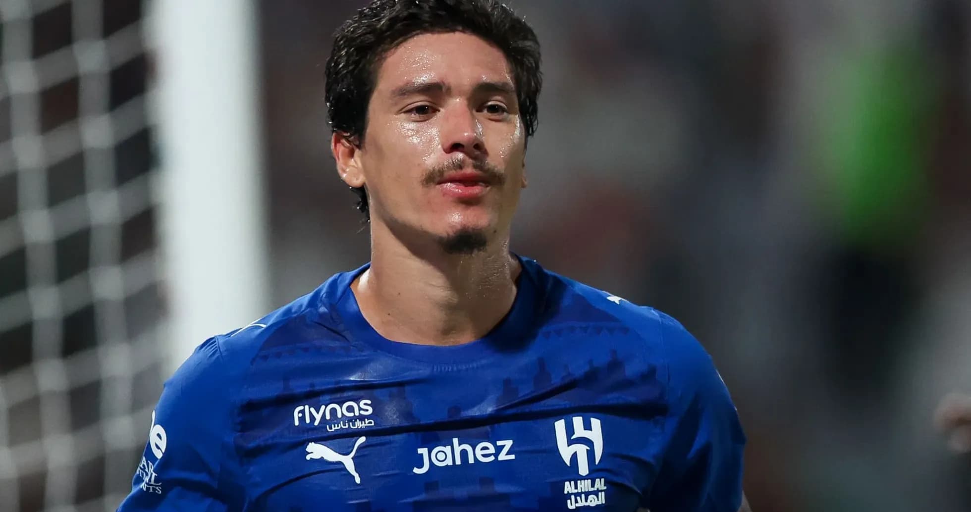 Jugador de Al Hilal en camiseta azul durante partido Jugador de Al Hilal en camiseta azul durante partido