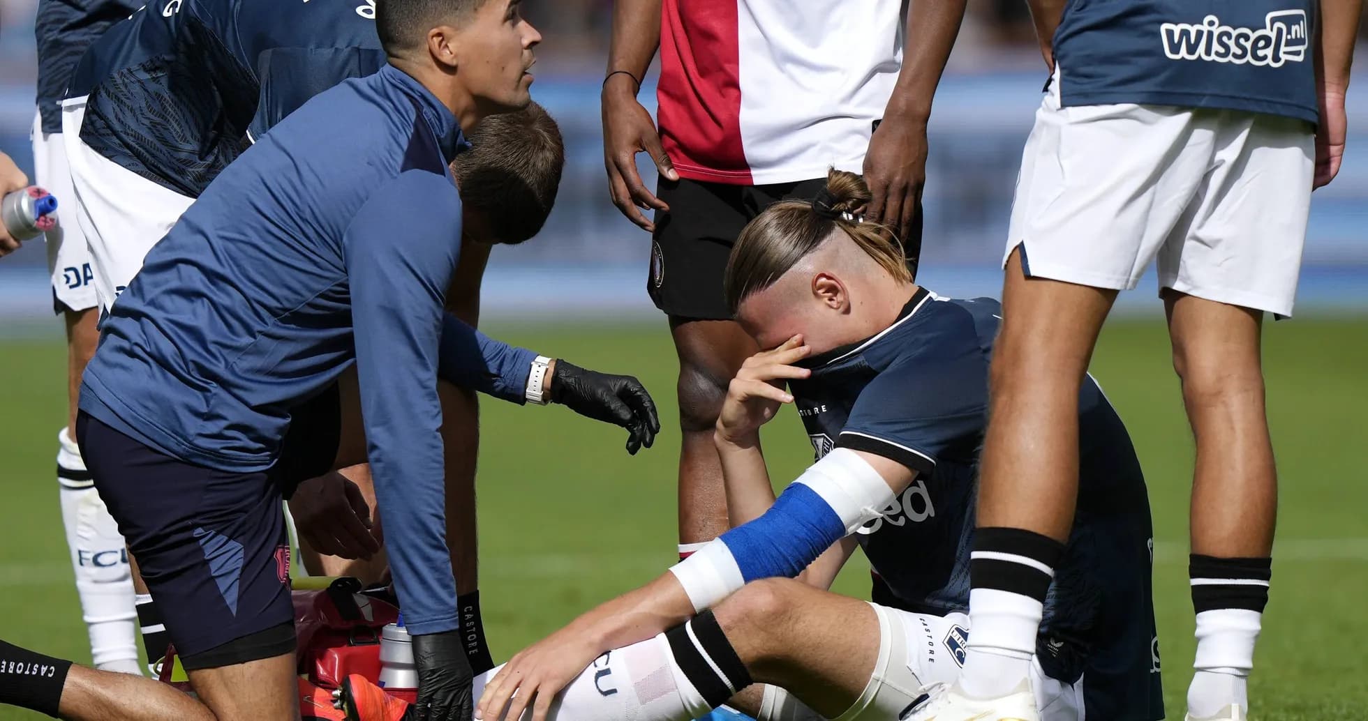 Jugador siendo atendido por el personal médico en el campo Jugador siendo atendido por el personal médico en el campo