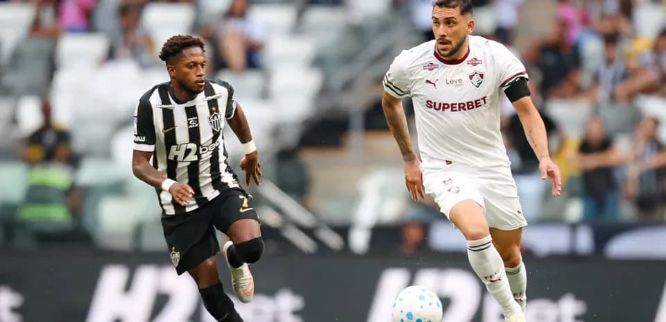 Jugador de Atletico-MG persigue a jugador de Fluminense Jugador de Atletico-MG persigue a jugador de Fluminense