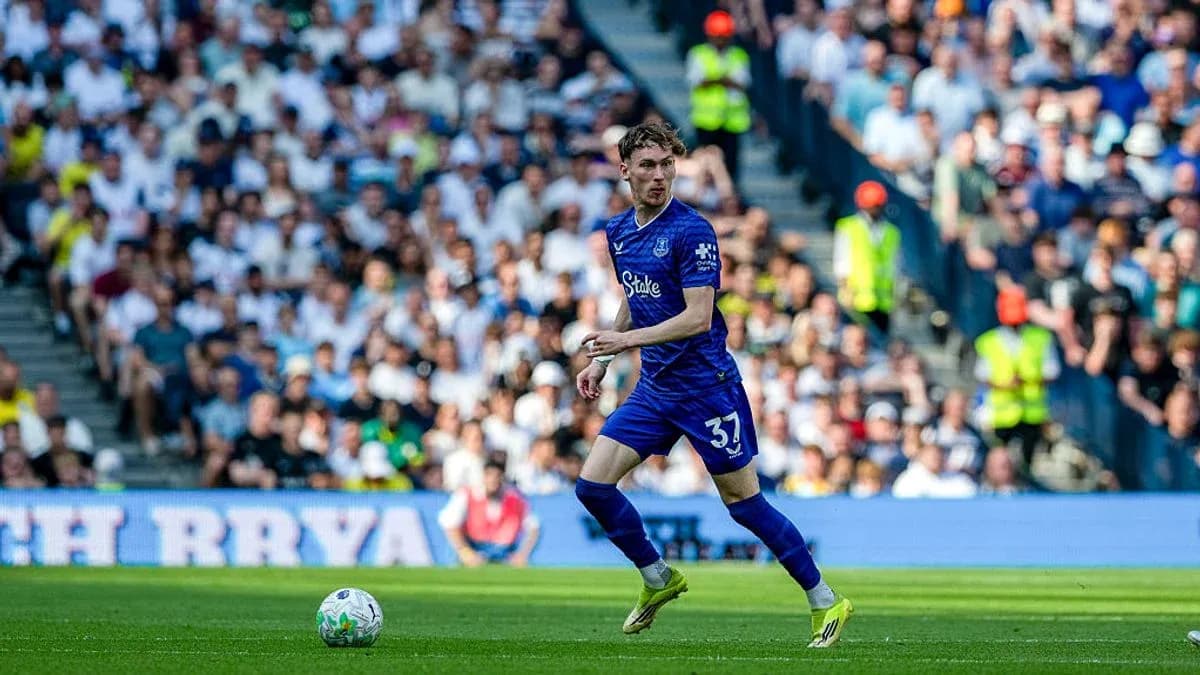 Jugador de Everton corriendo en el campo durante partido Jugador de Everton corriendo en el campo durante partido