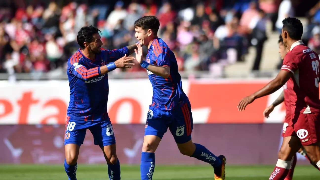 Jugadores de Universidad de Chile celebrando un gol Jugadores de Universidad de Chile celebrando un gol