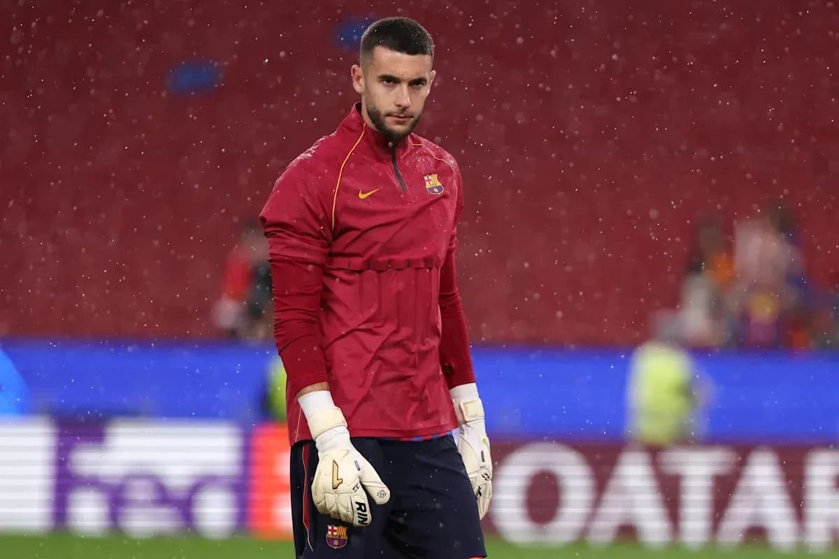 Portero del FC Barcelona entrenando bajo la lluvia Portero del FC Barcelona entrenando bajo la lluvia