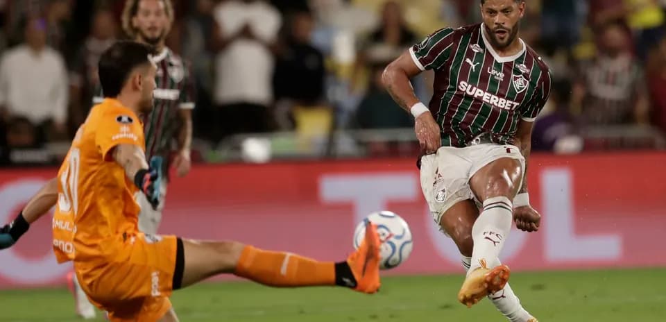 Jugador de Fluminense disparando a puerta Jugador de Fluminense disparando a puerta