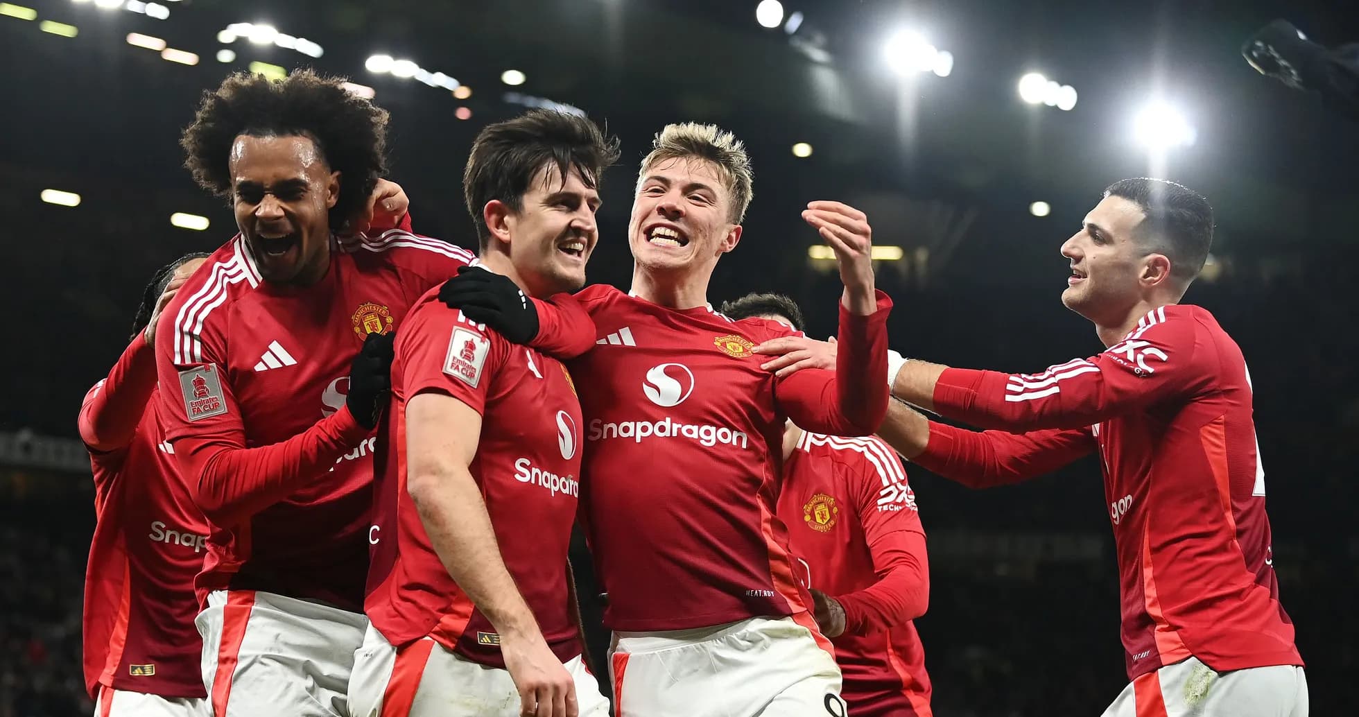 Jugadores de Manchester United celebrando un gol Jugadores de Manchester United celebrando un gol