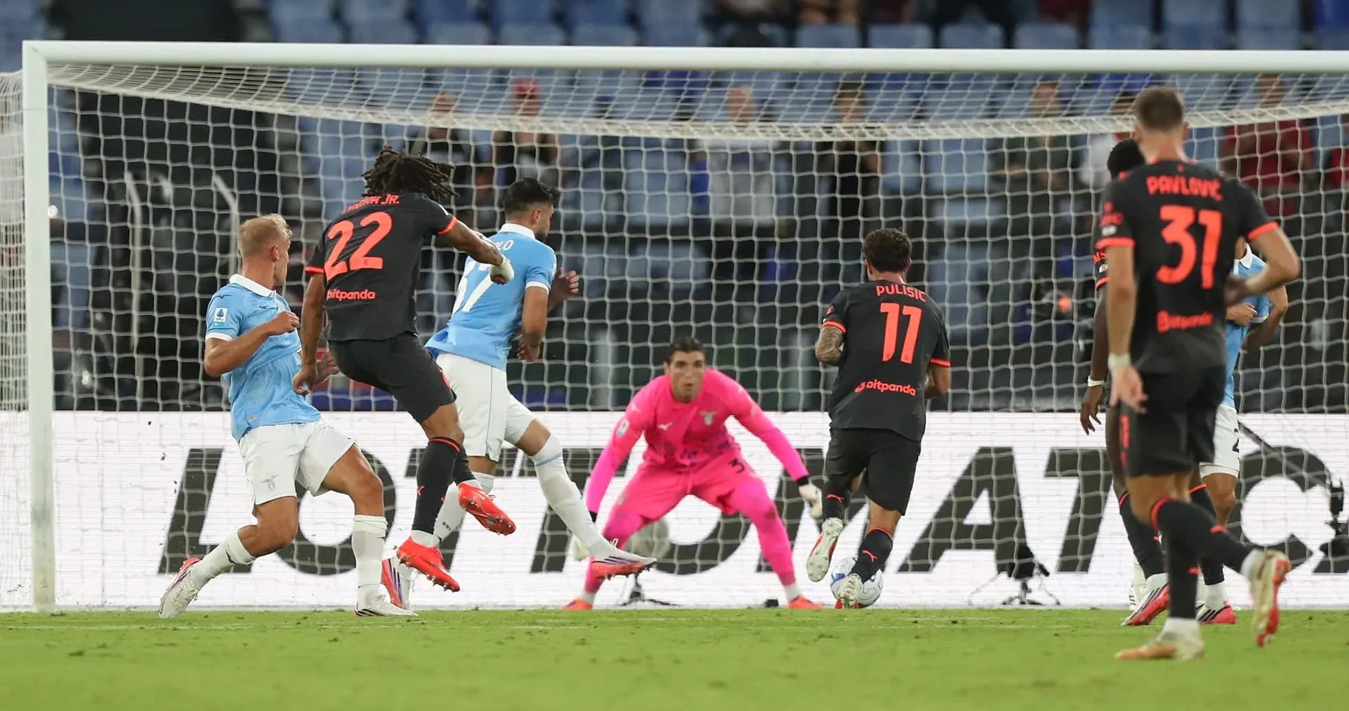 Jugador de Lazio disparando a puerta Jugador de Lazio disparando a puerta