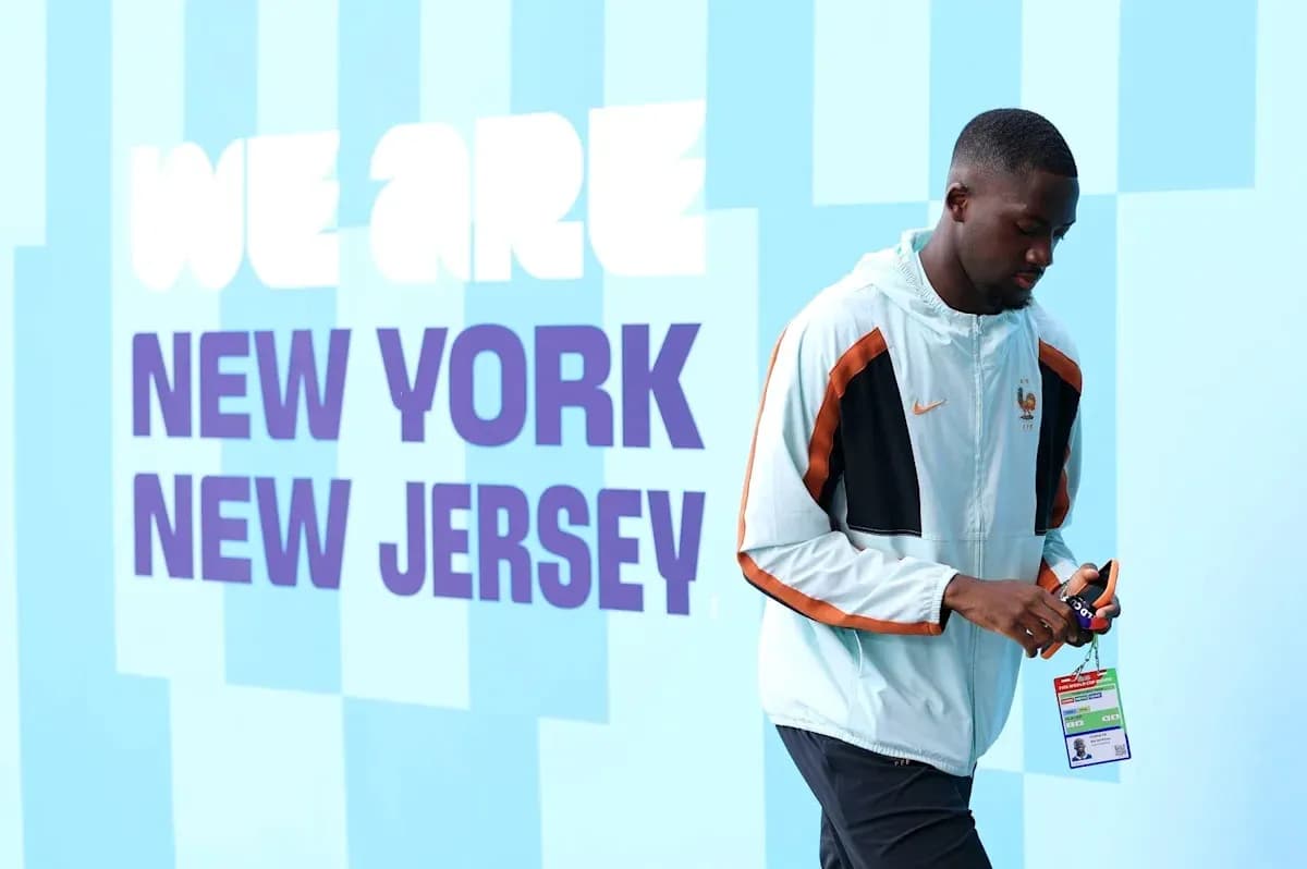 Jugador caminando frente a mural en Nueva Jersey Jugador caminando frente a mural en Nueva Jersey