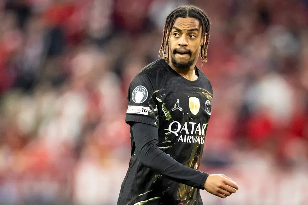 Jugador de PSG en acción durante el partido Jugador de PSG en acción durante el partido