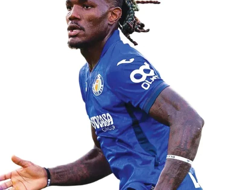 Jugador de fútbol con camiseta azul celebrando una jugada Jugador de fútbol con camiseta azul celebrando una jugada