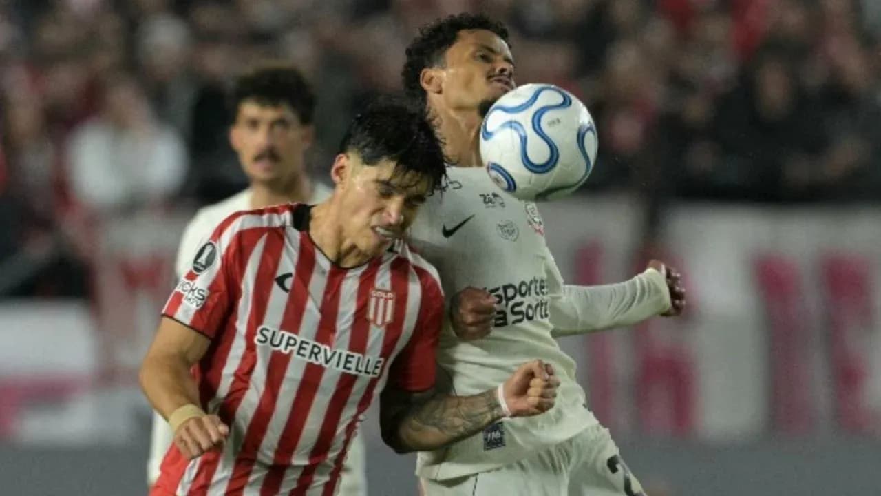 Jugador de Estudiantes y Corinthians luchando por el balón Jugador de Estudiantes y Corinthians luchando por el balón