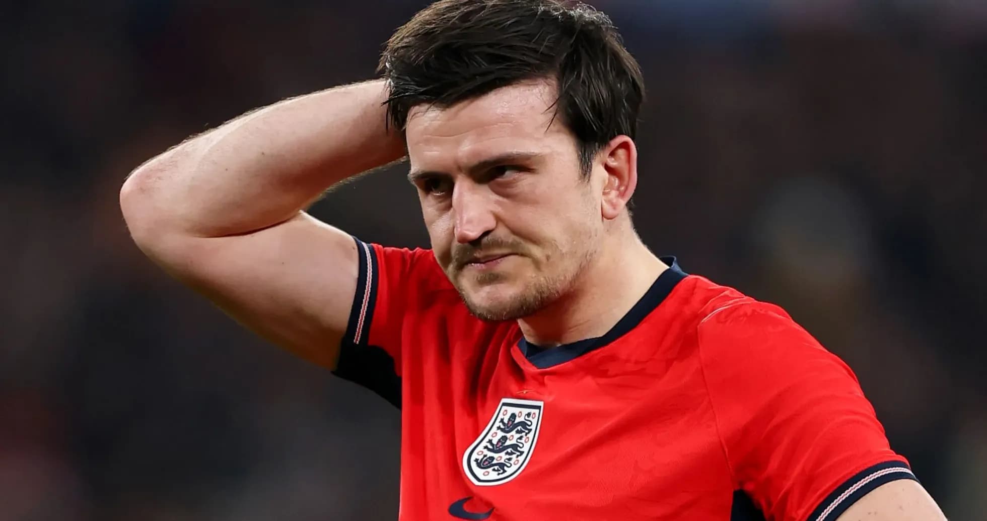 Jugador de Inglaterra con camiseta roja, pensativo en el campo Jugador de Inglaterra con camiseta roja, pensativo en el campo