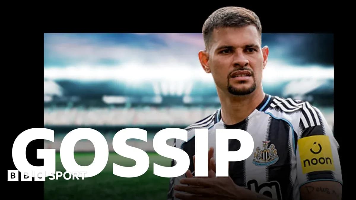 Jugador de Newcastle con camiseta y brazalete en campo Jugador de Newcastle con camiseta y brazalete en campo