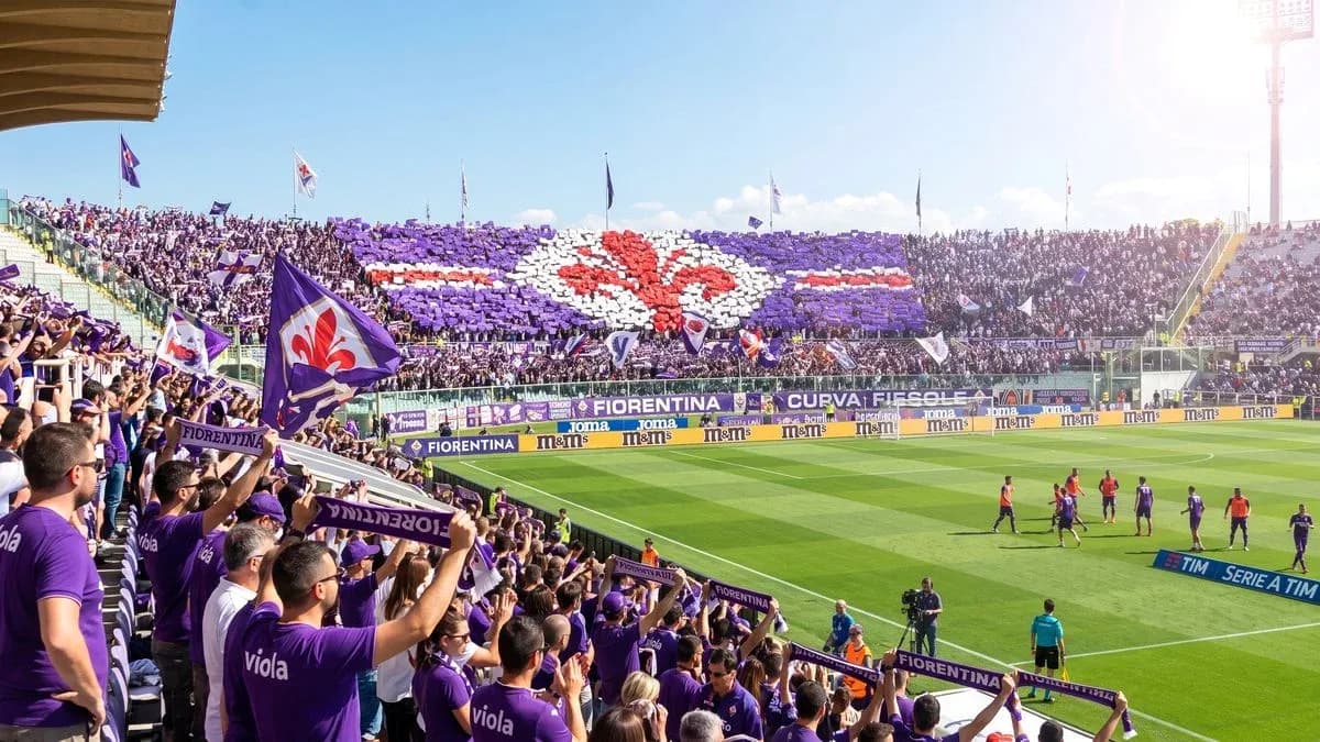 Aficionados de Fiorentina animando en el estadio Aficionados de Fiorentina animando en el estadio