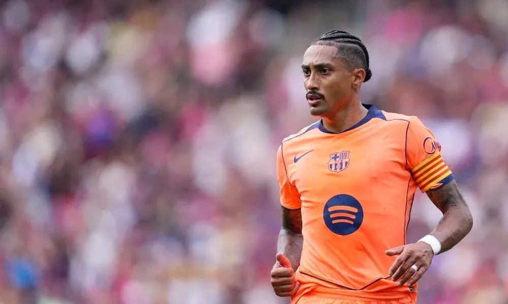 Jugador de Barcelona corriendo en uniforme naranja Jugador de Barcelona corriendo en uniforme naranja
