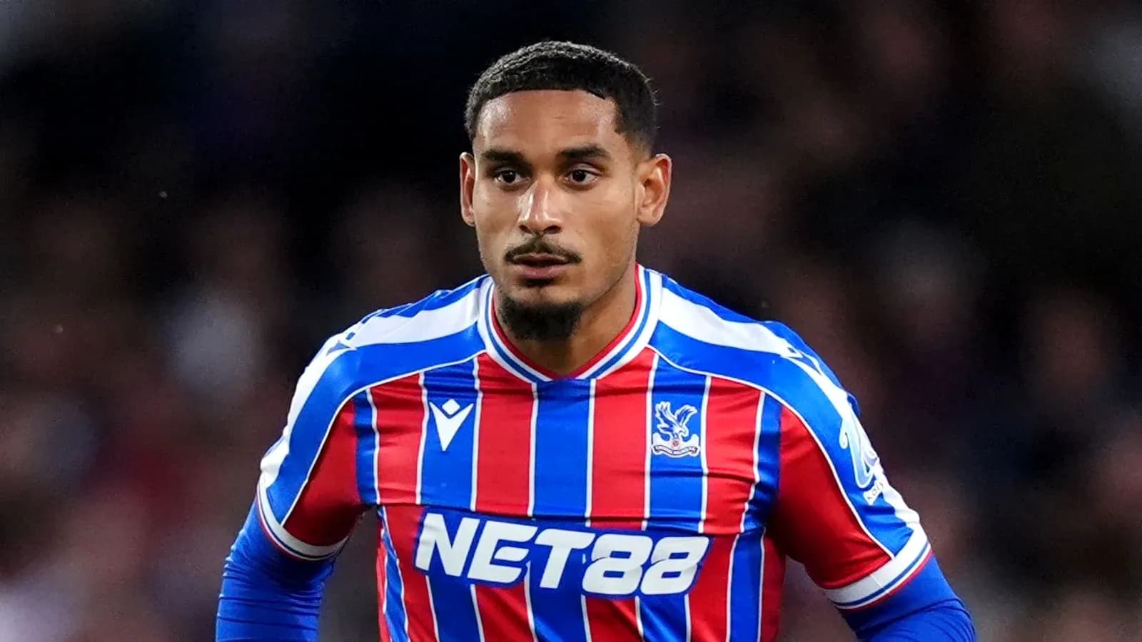 Jugador de Crystal Palace en acción en el partido Jugador de Crystal Palace en acción en el partido