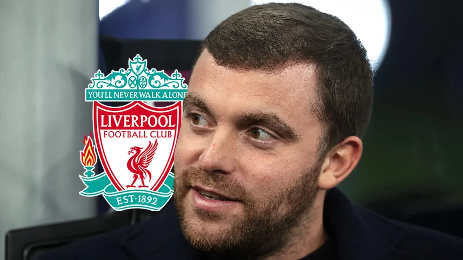 Hombre con logo de Liverpool en el fondo Hombre con logo de Liverpool en el fondo