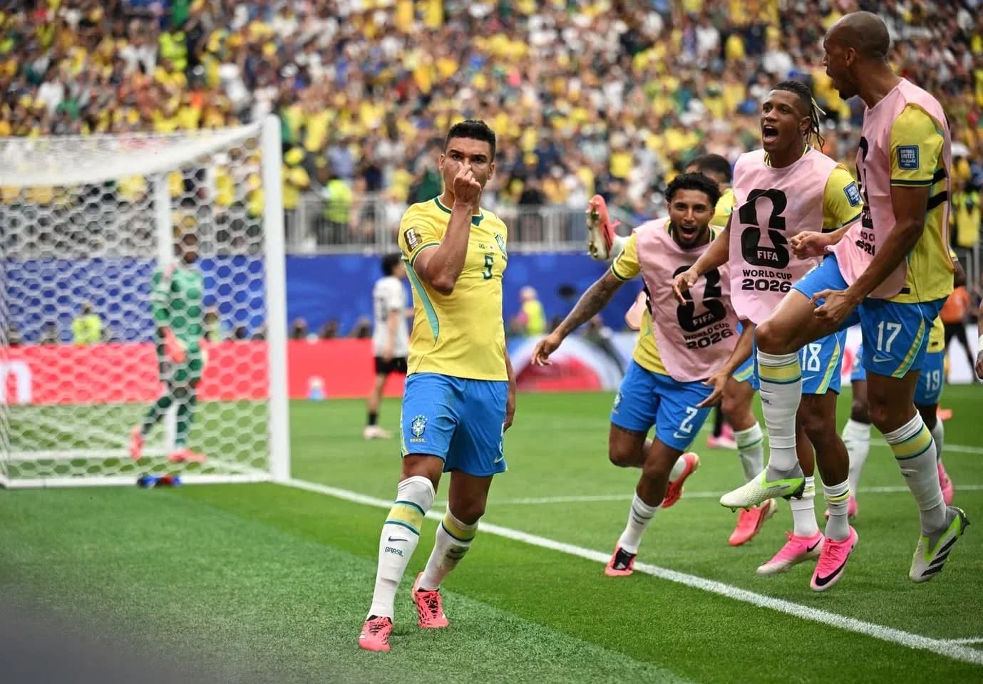 Jugadores de Brasil celebrando un gol Jugadores de Brasil celebrando un gol