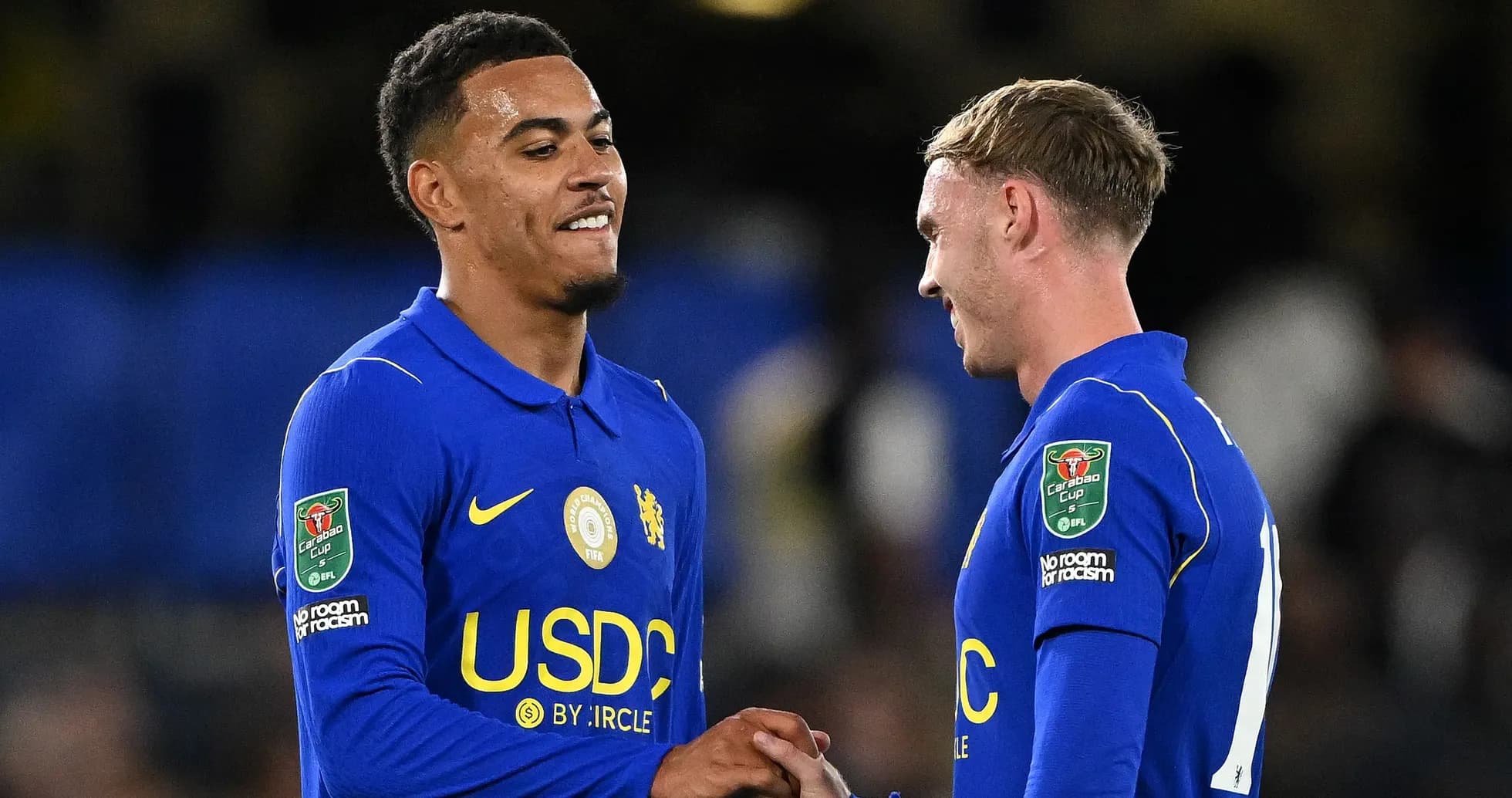 Dos jugadores de Chelsea chocando las manos en el campo Dos jugadores de Chelsea chocando las manos en el campo