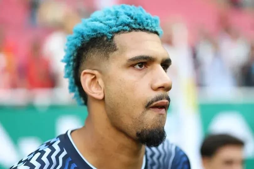 Jugador con cabello azul en el campo de fútbol Jugador con cabello azul en el campo de fútbol