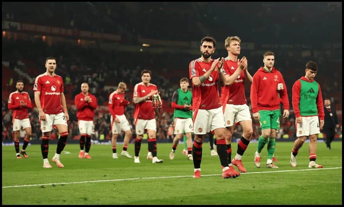 Jugadores de Manchester United aplaudiendo al público Jugadores de Manchester United aplaudiendo al público
