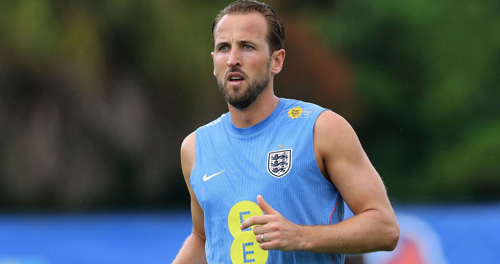 Jugador entrenando con camiseta de Inglaterra en campo Jugador entrenando con camiseta de Inglaterra en campo