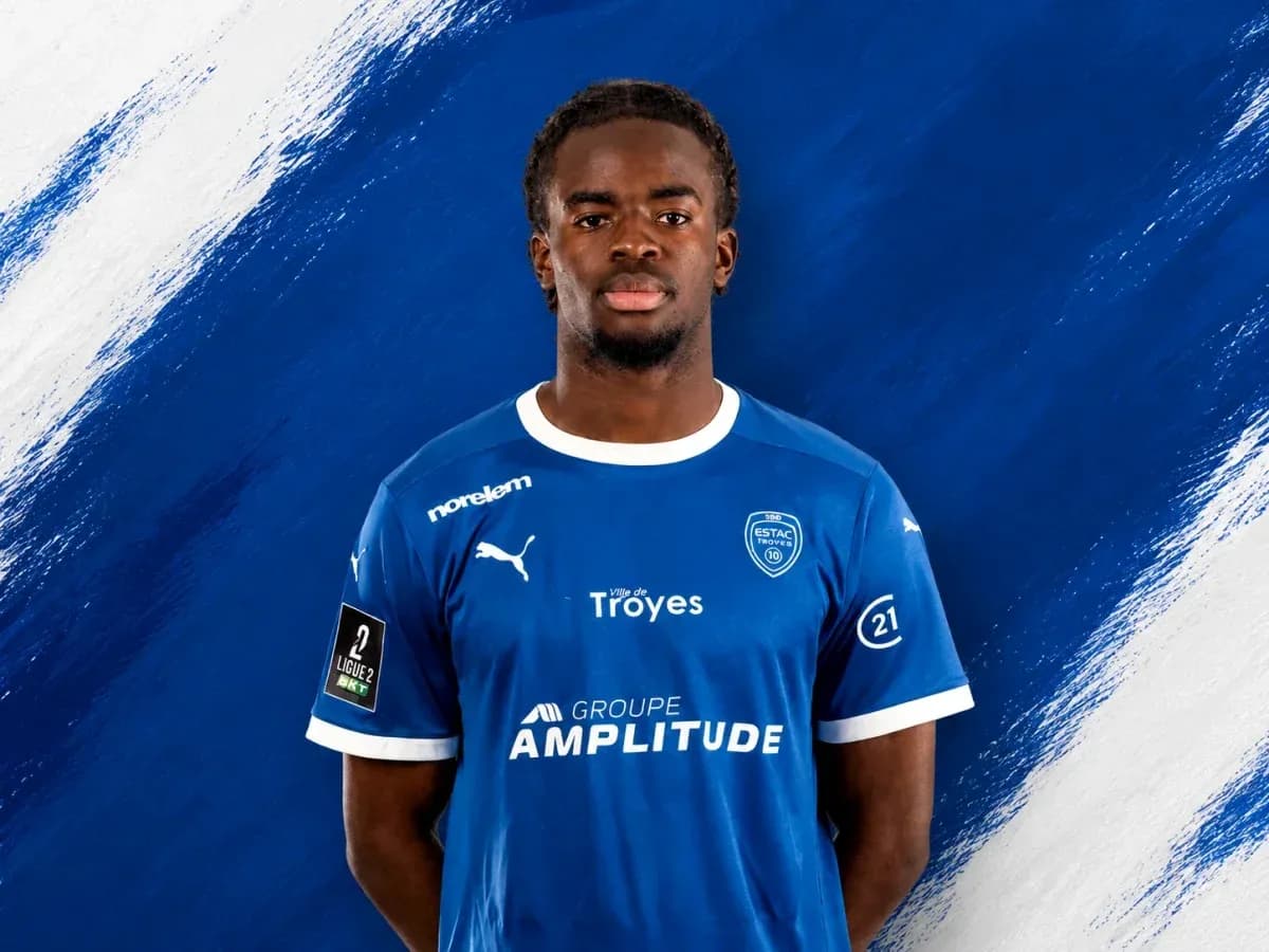Jugador de ESTAC Troyes en camiseta azul Jugador de ESTAC Troyes en camiseta azul