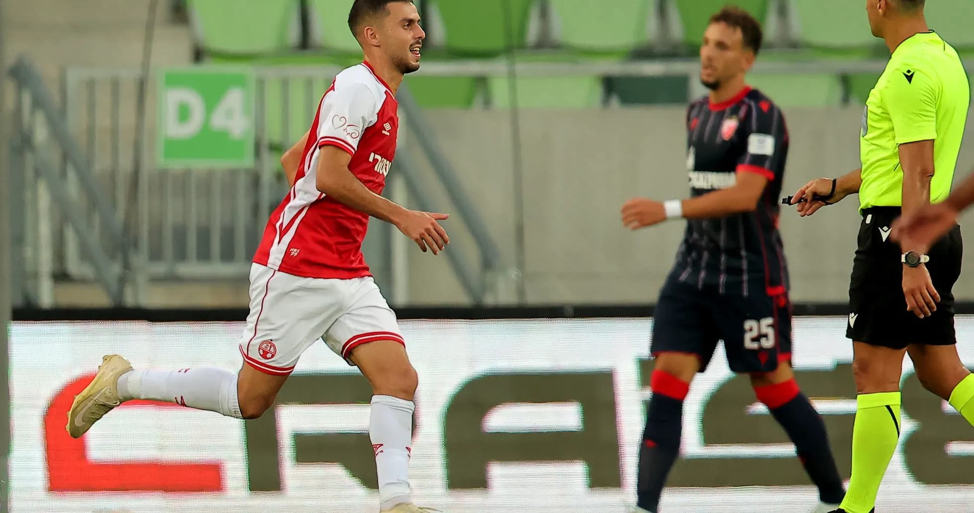 Jugador de Crvena Zvezda celebrando un gol Jugador de Crvena Zvezda celebrando un gol