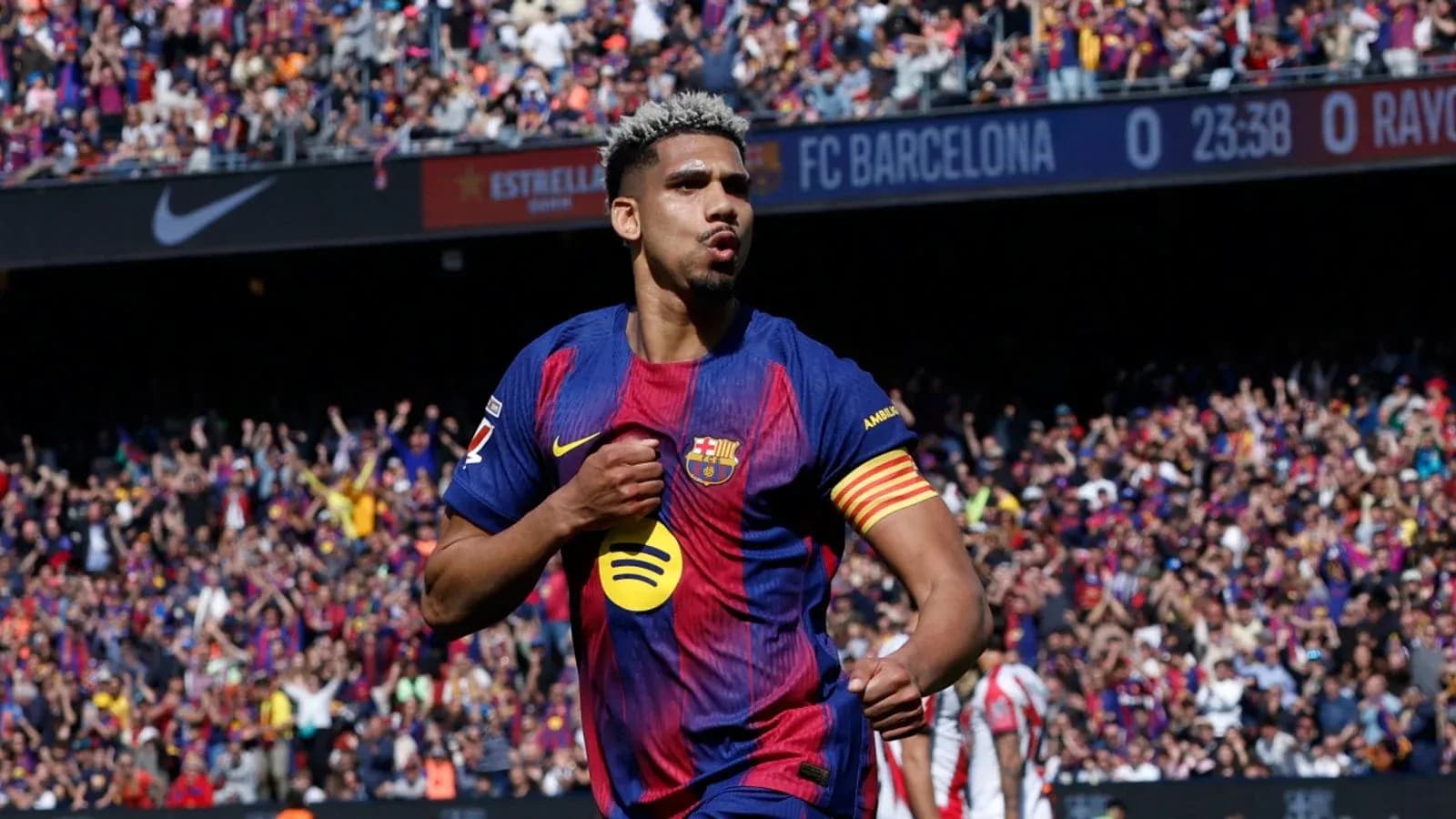 Jugador de FC Barcelona celebrando un gol Jugador de FC Barcelona celebrando un gol