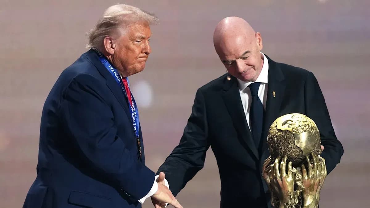 Gianni Infantino entregando trofeo a Donald Trump Gianni Infantino entregando trofeo a Donald Trump