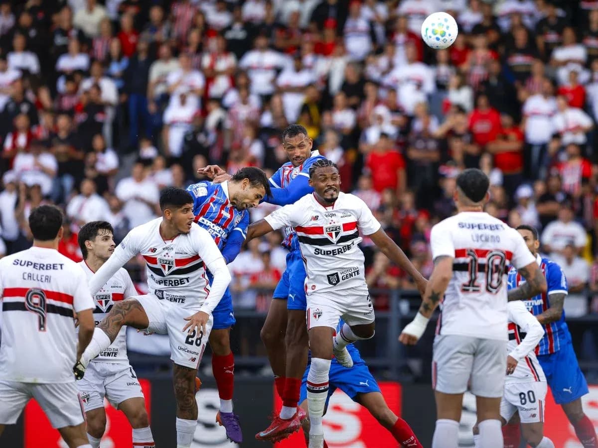 Jugadores en acción durante el partido Bahia vs Sao Paulo Jugadores en acción durante el partido Bahia vs Sao Paulo