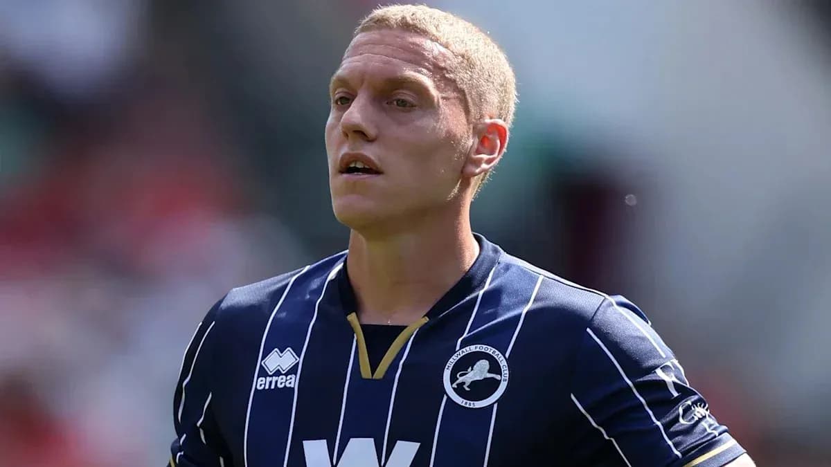 Jugador de fútbol en uniforme de Millwall en acción Jugador de fútbol en uniforme de Millwall en acción