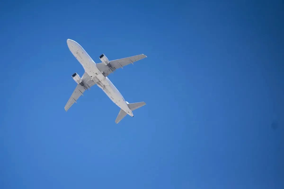 Avión volando en cielo despejado Avión volando en cielo despejado