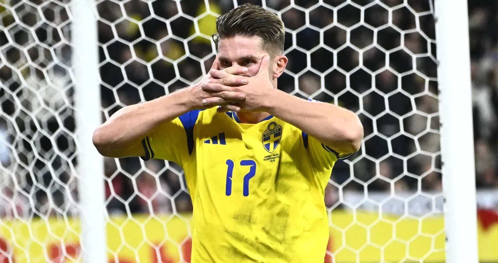 Jugador de Suecia celebrando un gol con las manos Jugador de Suecia celebrando un gol con las manos