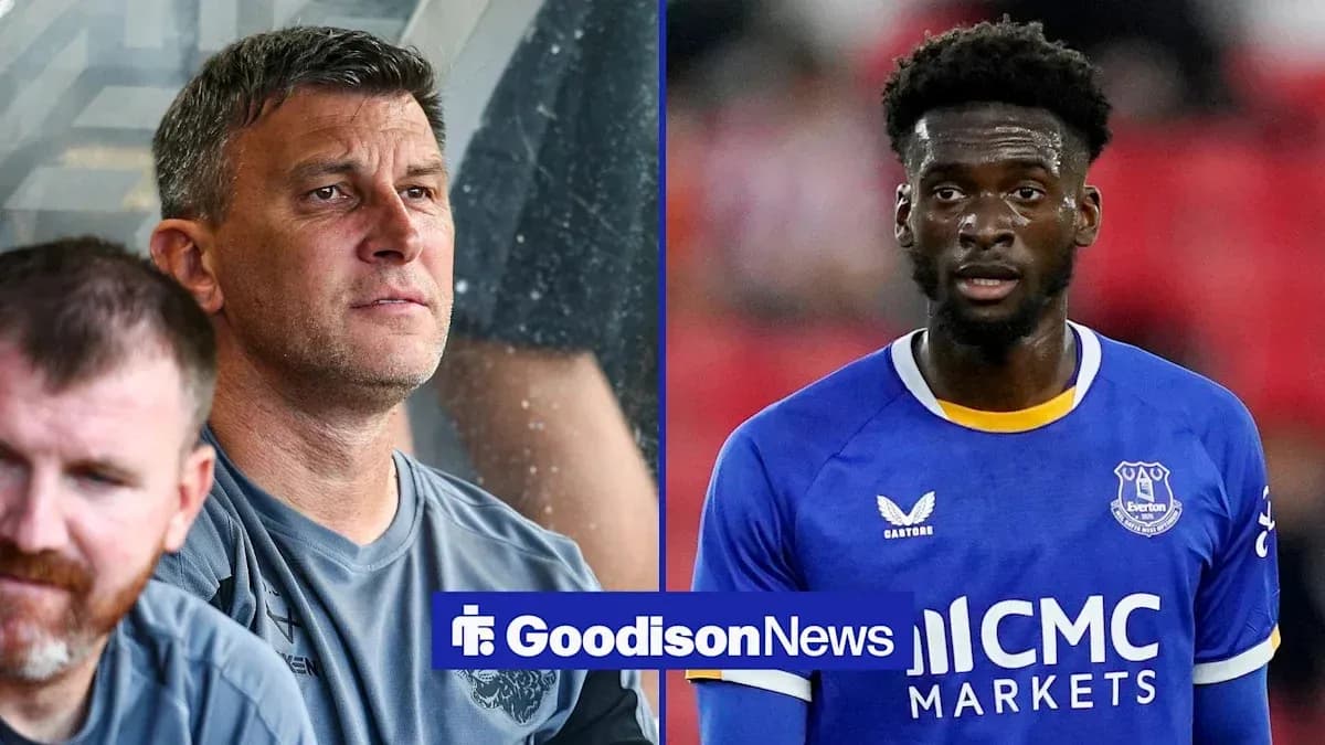 Entrenador y jugador de Everton en el banquillo Entrenador y jugador de Everton en el banquillo