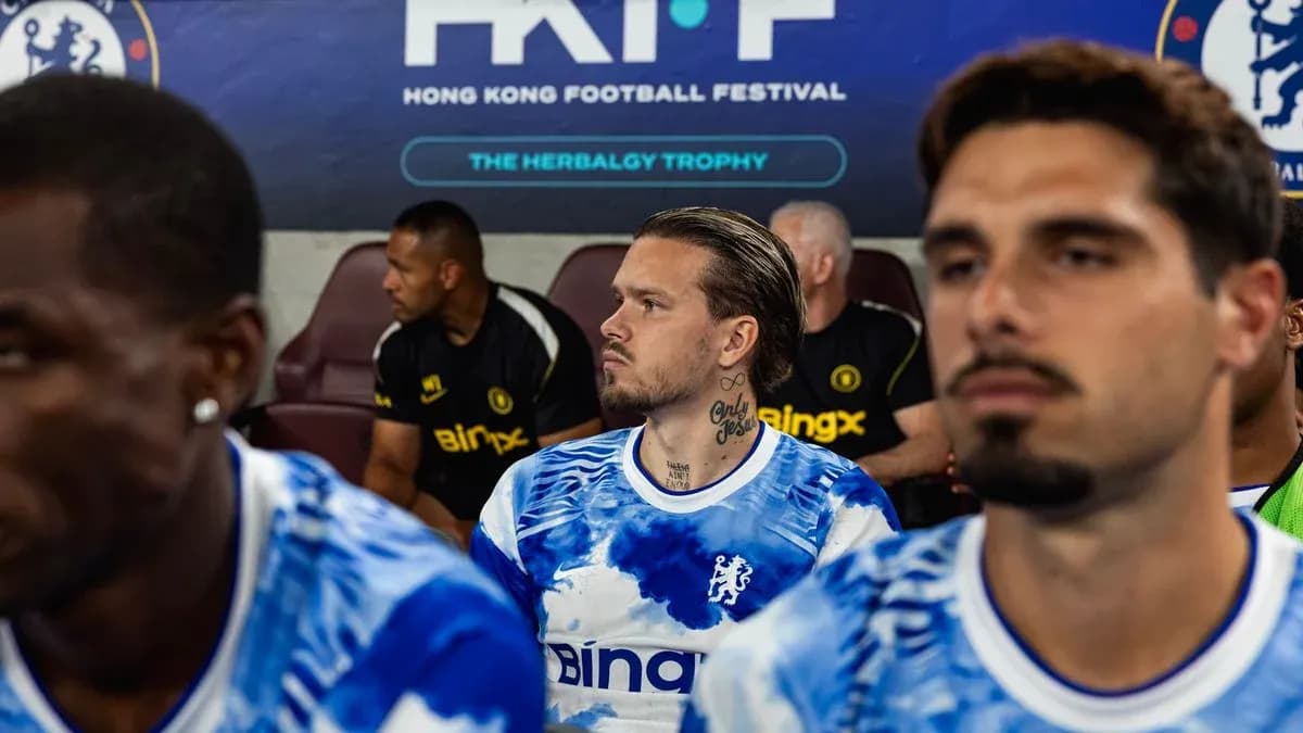 Jugadores sentados en el banquillo antes del partido Jugadores sentados en el banquillo antes del partido