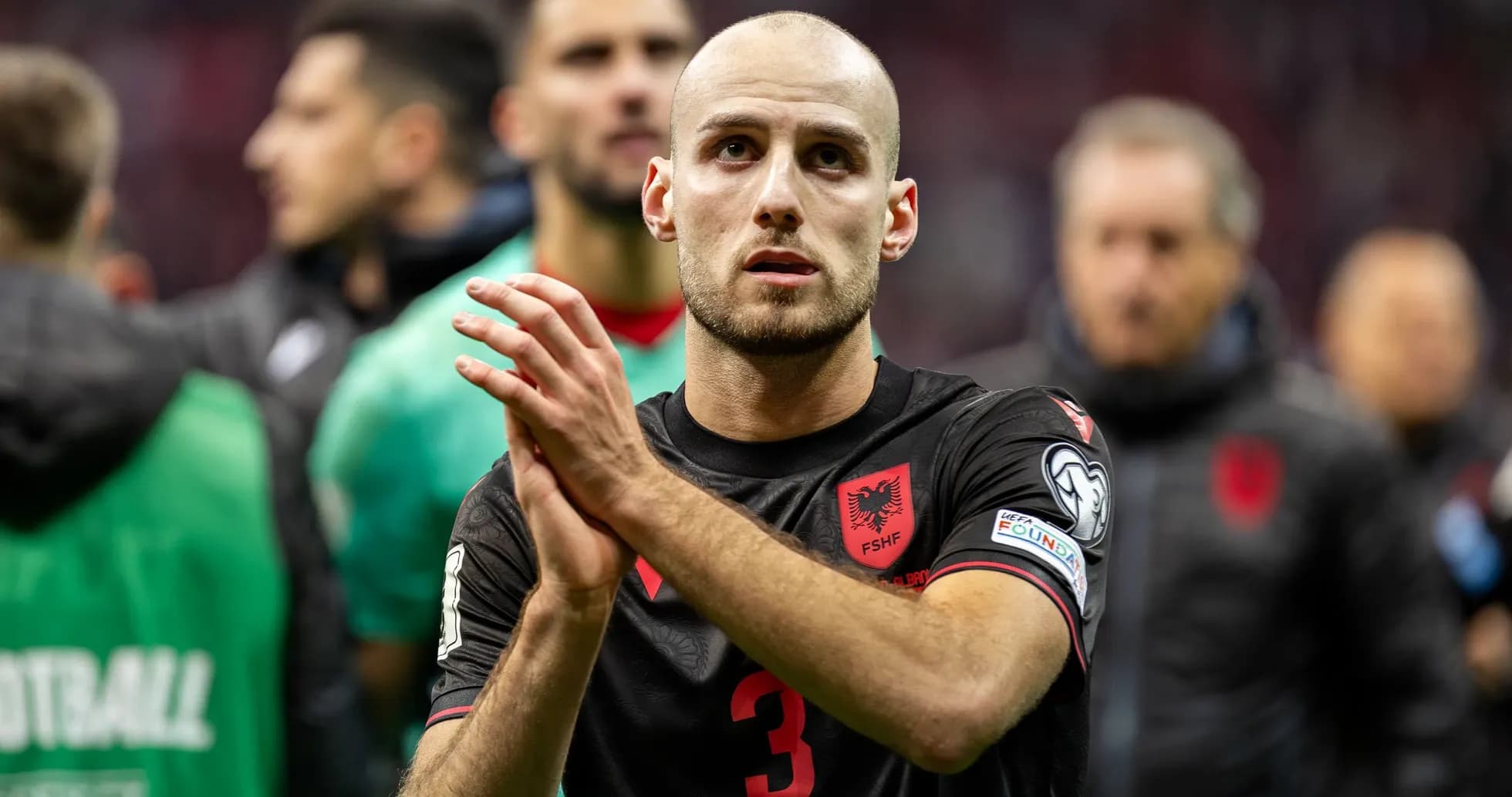 Jugador aplaudiendo tras el partido de clasificación Jugador aplaudiendo tras el partido de clasificación