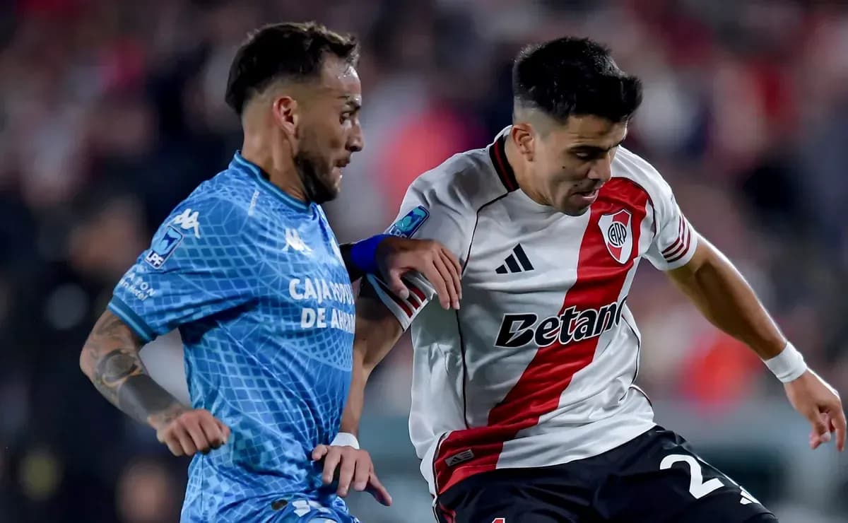 Jugadores compitiendo en el partido entre River Plate y Atlético Tucumán Jugadores compitiendo en el partido entre River Plate y Atlético Tucumán