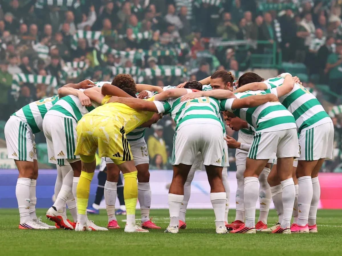 Jugadores de Celtic en círculo antes del partido Jugadores de Celtic en círculo antes del partido