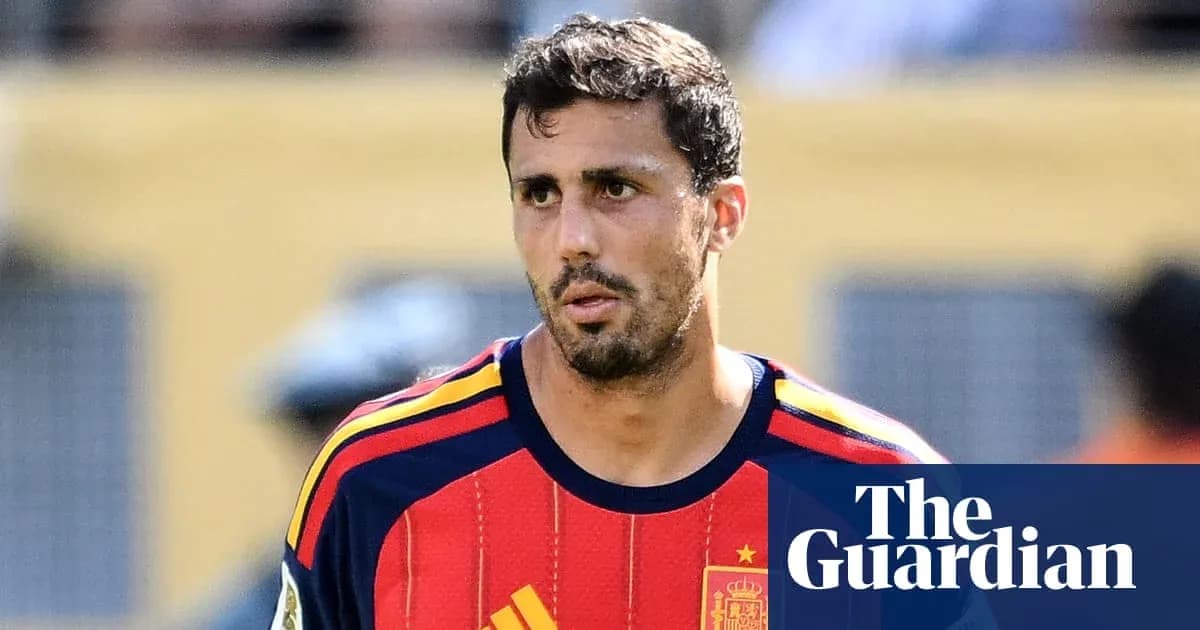 Jugador de España en el campo durante un partido Jugador de España en el campo durante un partido