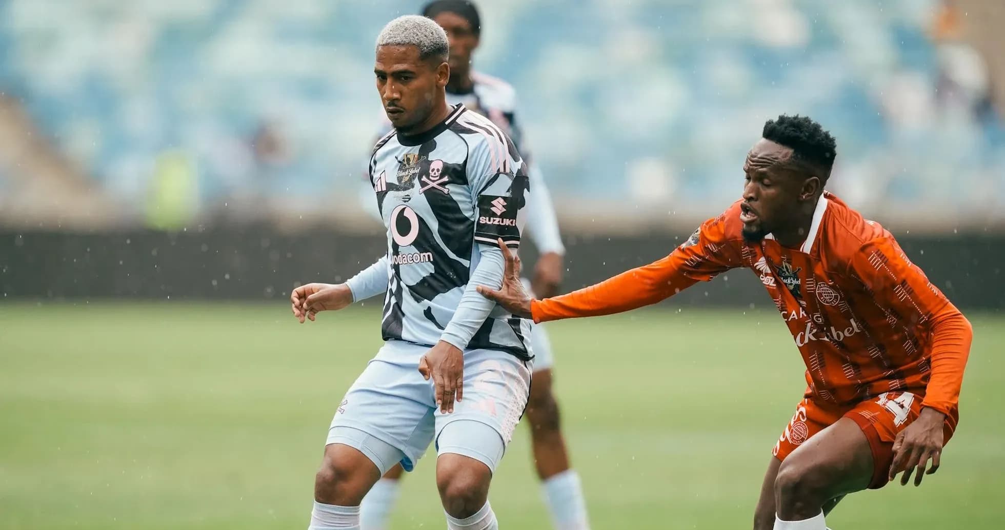 Jugador con camiseta azul esquivando a oponente en campo Jugador con camiseta azul esquivando a oponente en campo