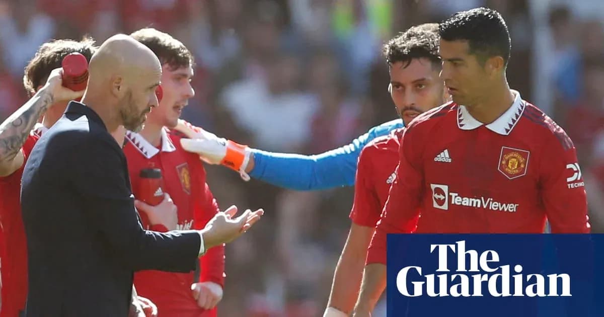 Entrenador hablando con jugadores de Manchester United Entrenador hablando con jugadores de Manchester United