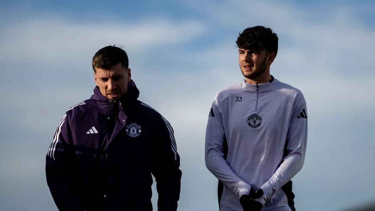 Dos jugadores de Manchester United caminando juntos Dos jugadores de Manchester United caminando juntos