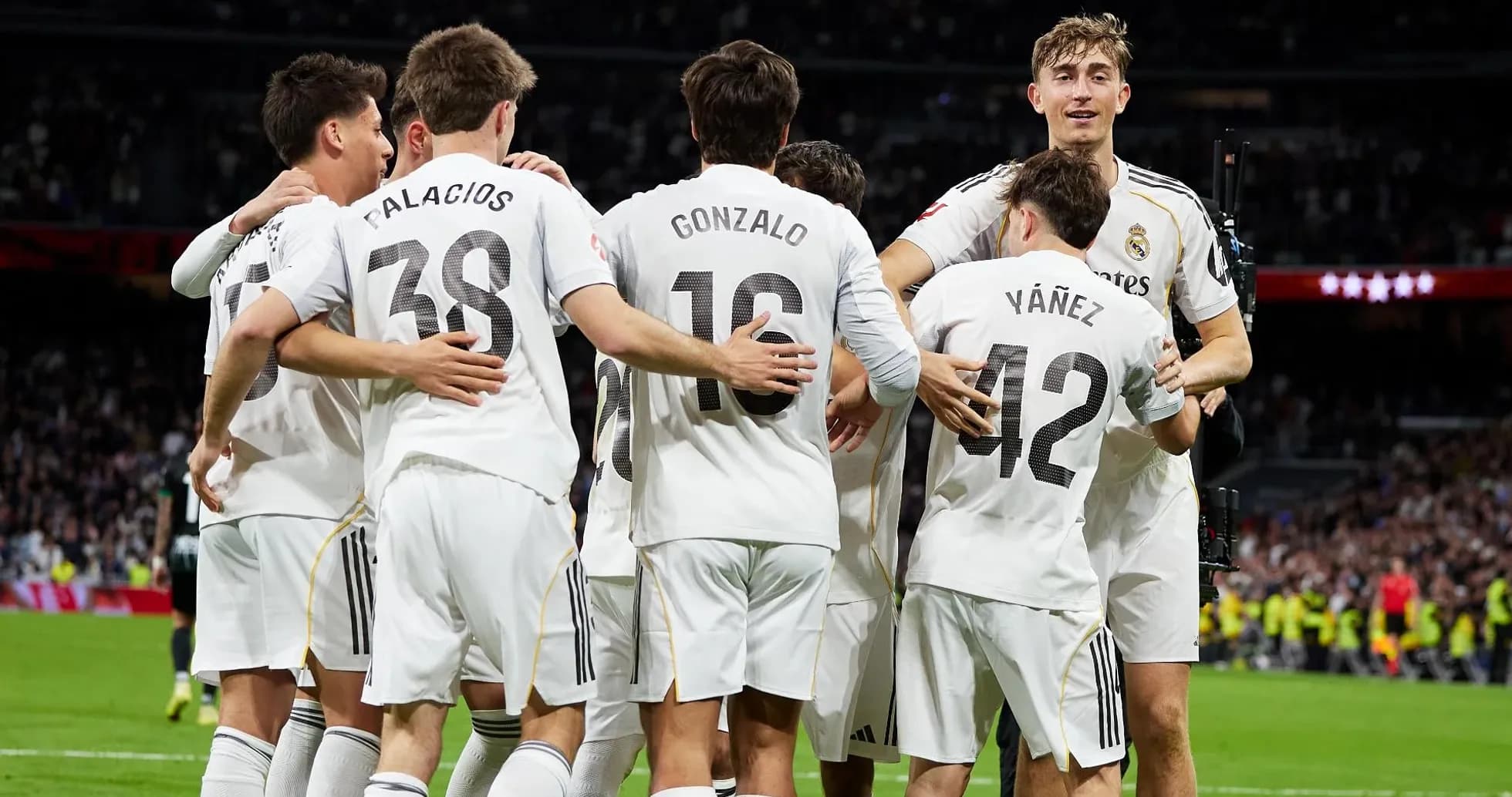 Jugadores del Real Madrid celebrando un gol Jugadores del Real Madrid celebrando un gol