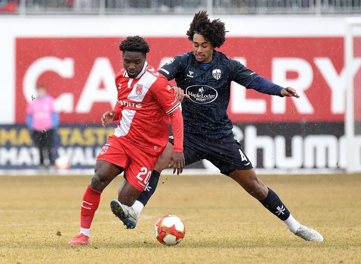 Jugador de Atlético Ottawa y Cavalry FC en acción Jugador de Atlético Ottawa y Cavalry FC en acción