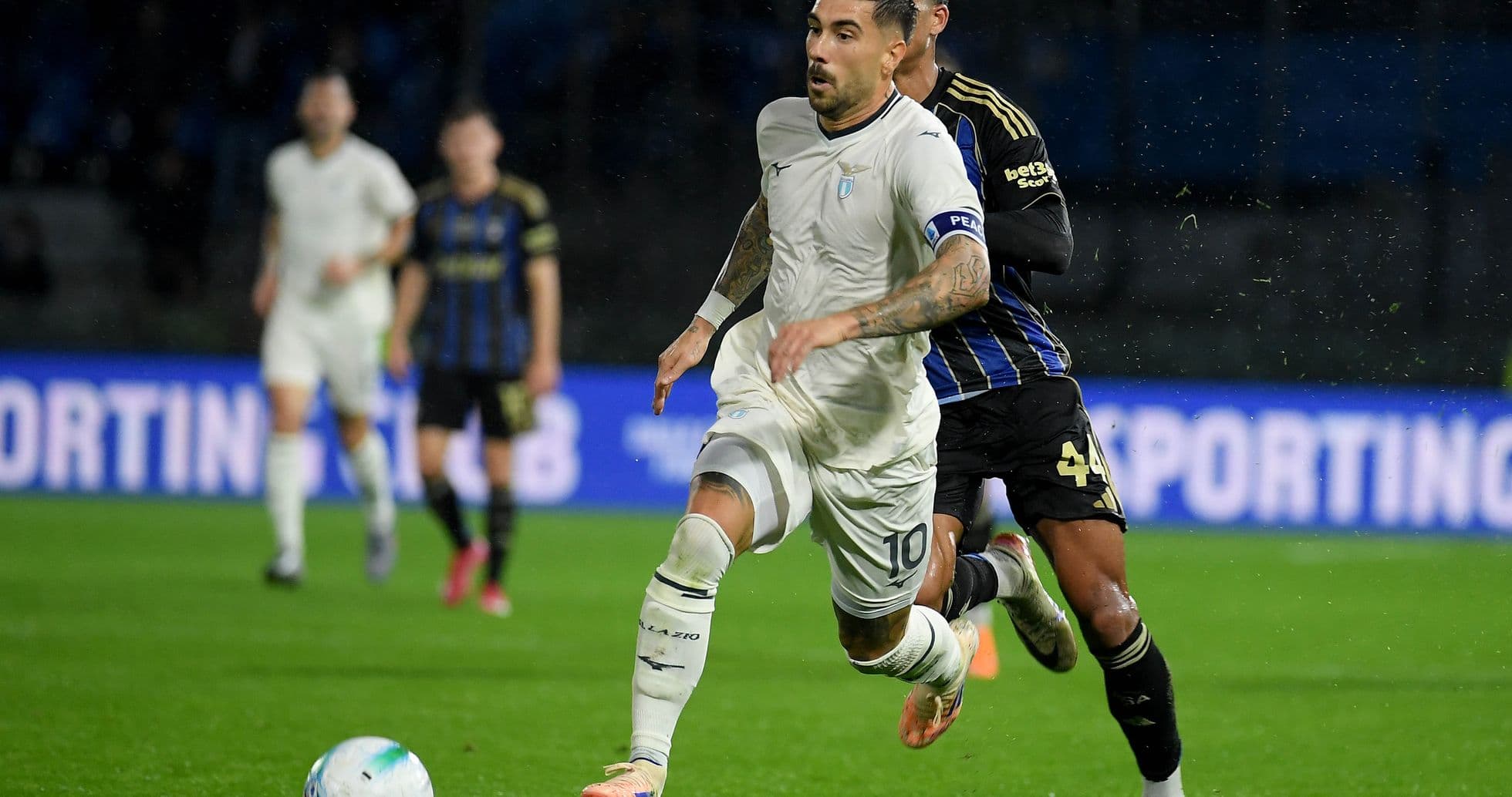 Jugador de Lazio corriendo durante el partido Jugador de Lazio corriendo durante el partido