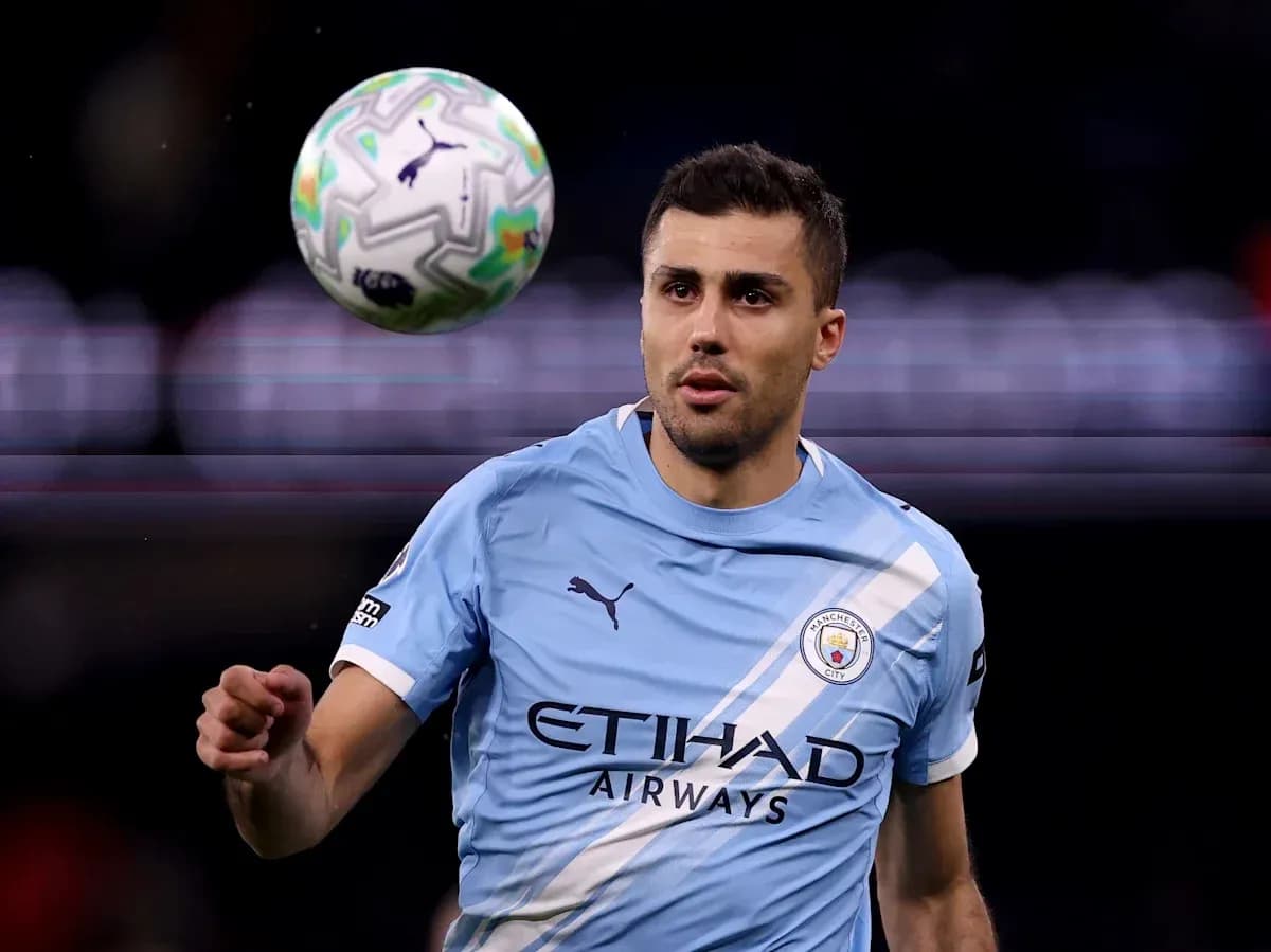 Jugador de Manchester City controlando el balón en el aire Jugador de Manchester City controlando el balón en el aire