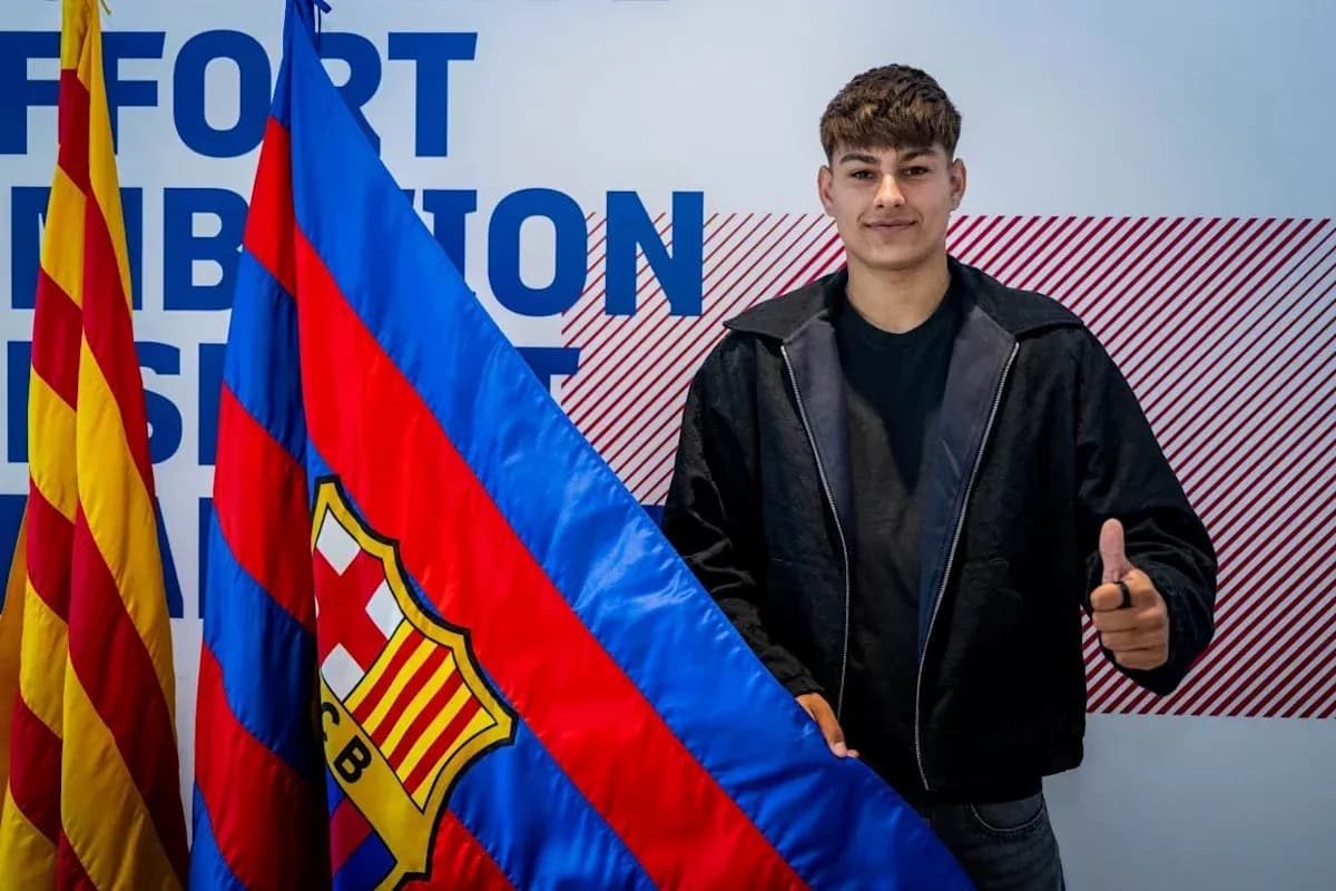 Jugador posando con bandera del FC Barcelona Jugador posando con bandera del FC Barcelona