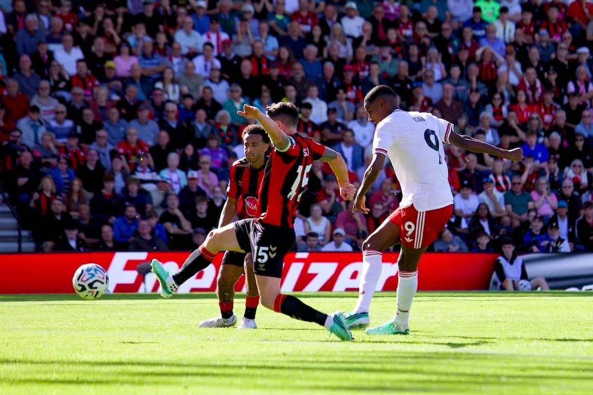 Jugadores de Bournemouth y Liverpool en acción Jugadores de Bournemouth y Liverpool en acción